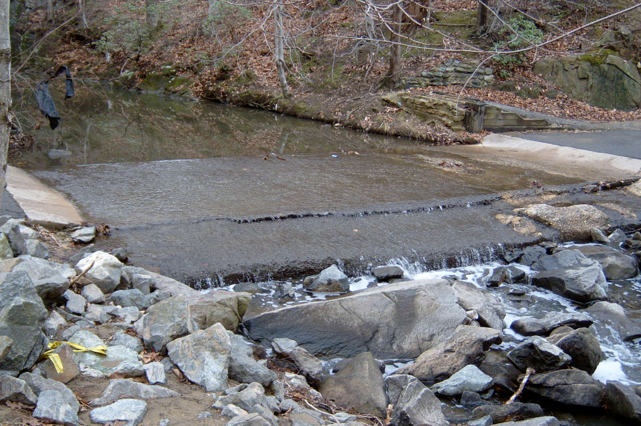 Field photo showing stream conditions at site ANAC-304-R-2004-35