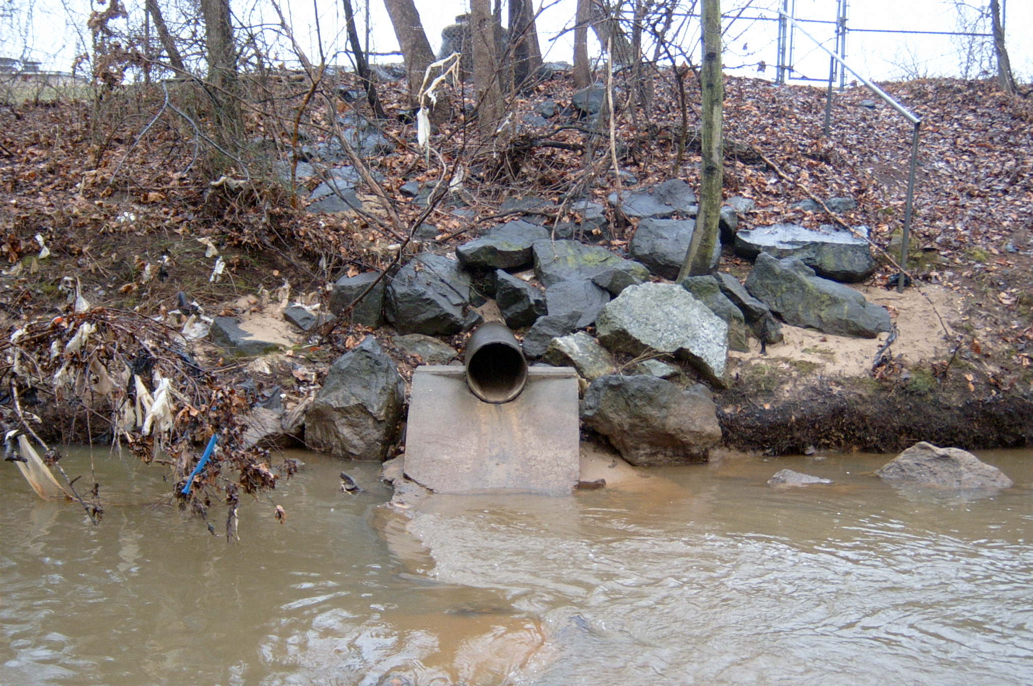 Field photo showing stream conditions at site ANAC-326-R-2004-27