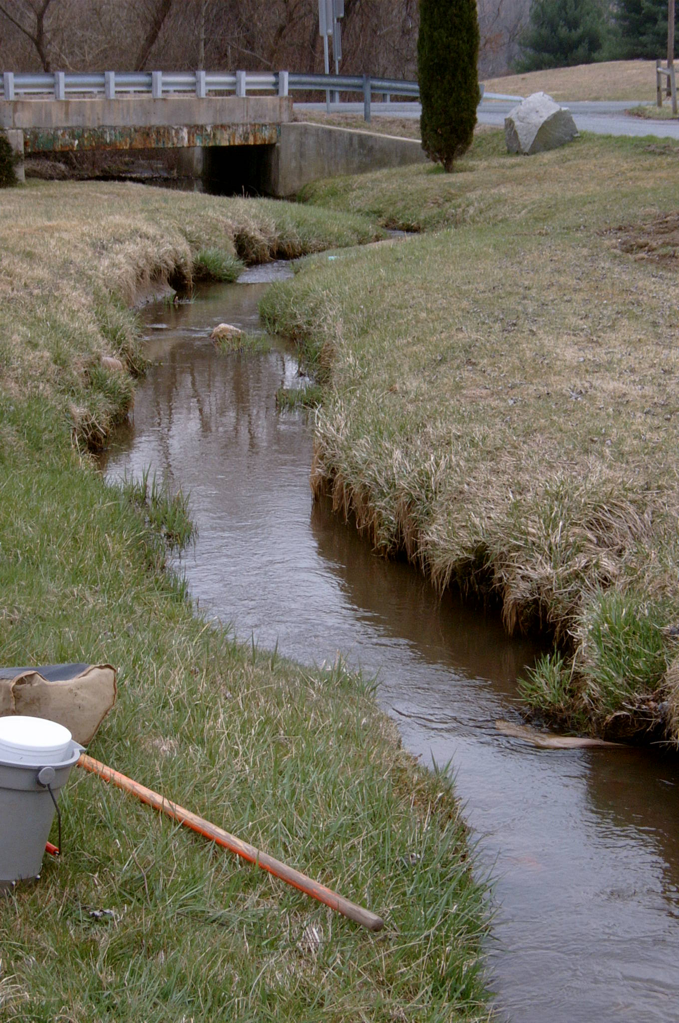 Field photo showing stream conditions at site DEER-115-R-2004-57