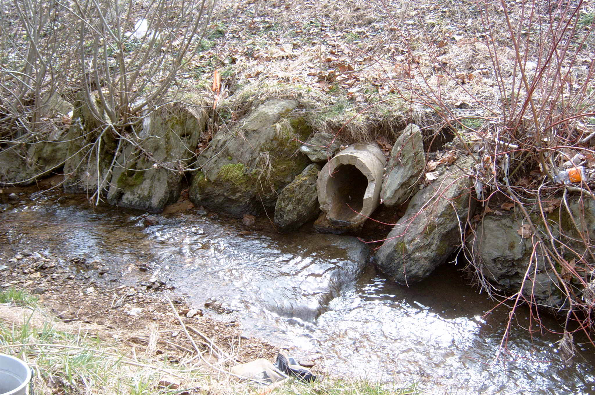 Field photo showing stream conditions at site LIBE-102-X-2004-3