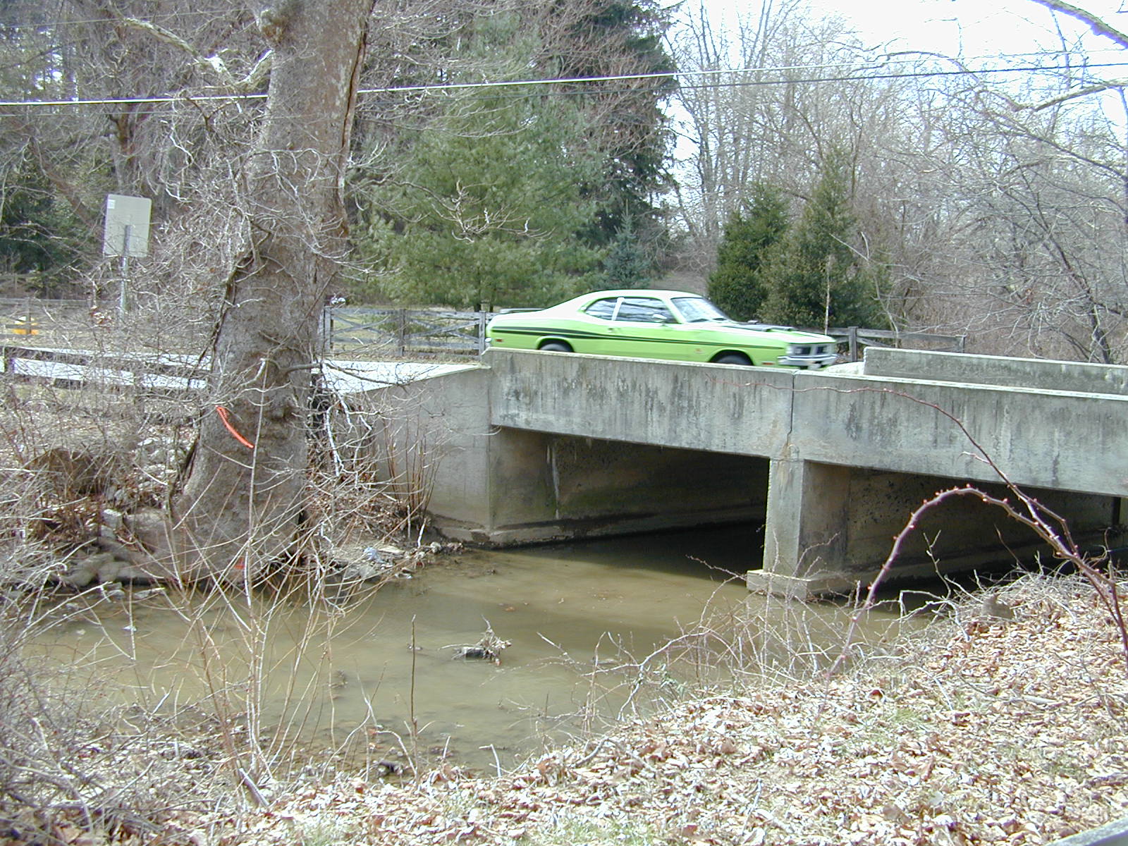 Field photo showing stream conditions at site LOGU-305-R-2002-371