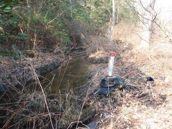 Field photo showing stream conditions at site MAGO-105-B-2008-2