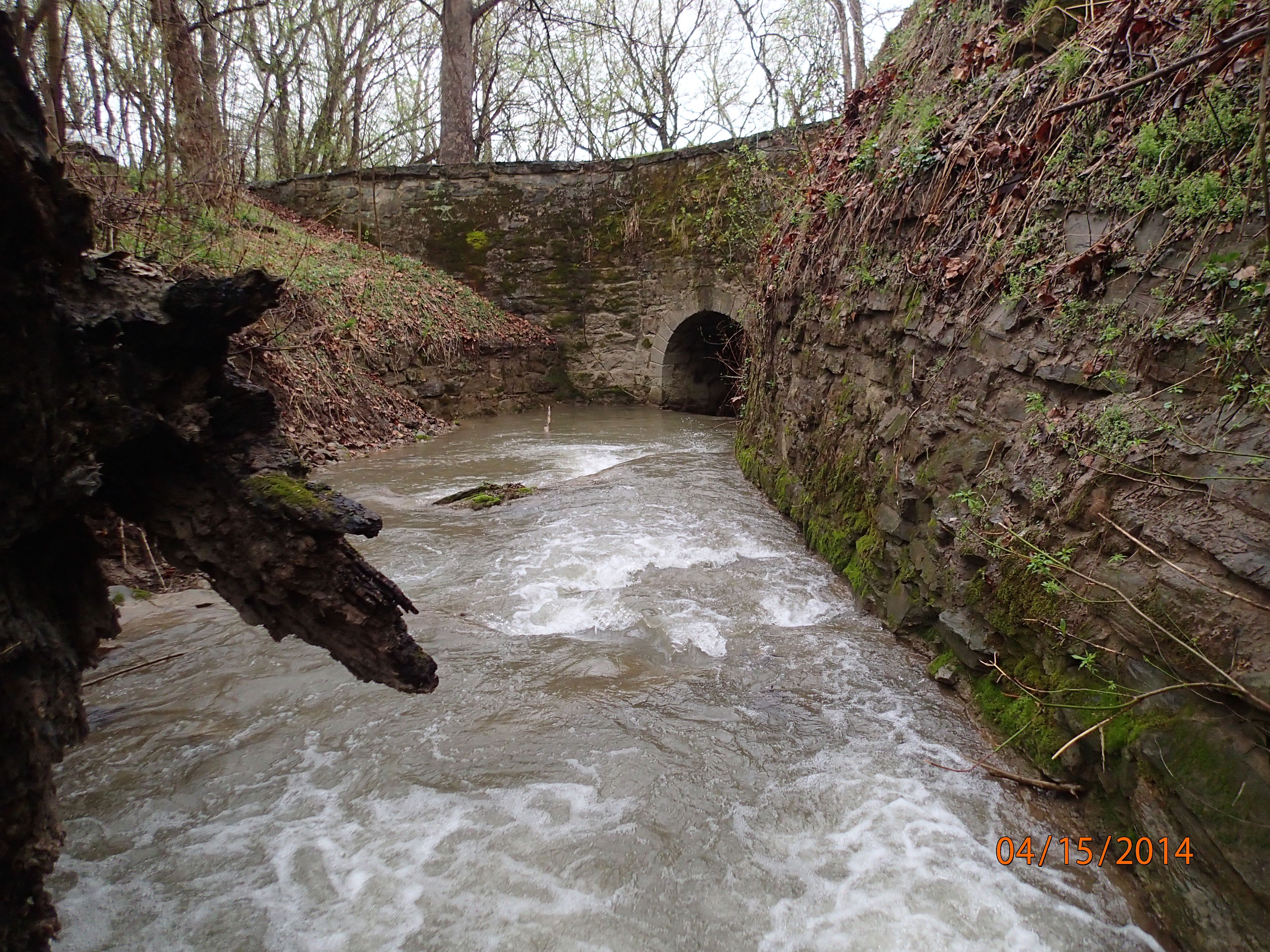 Field photo showing stream conditions at site MARS-224-R-2014-MidpointDownstream